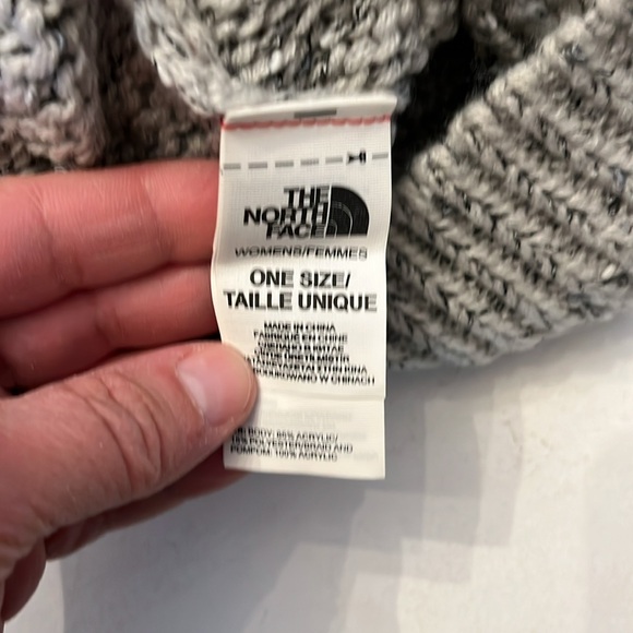 Women’s North Face pompom winter hat - Picture 5 of 6